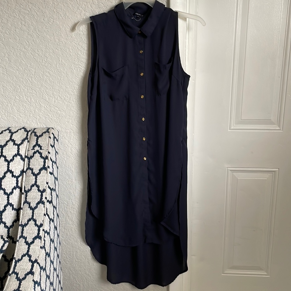Nice high-low  navy blue top,it’s very light weight.